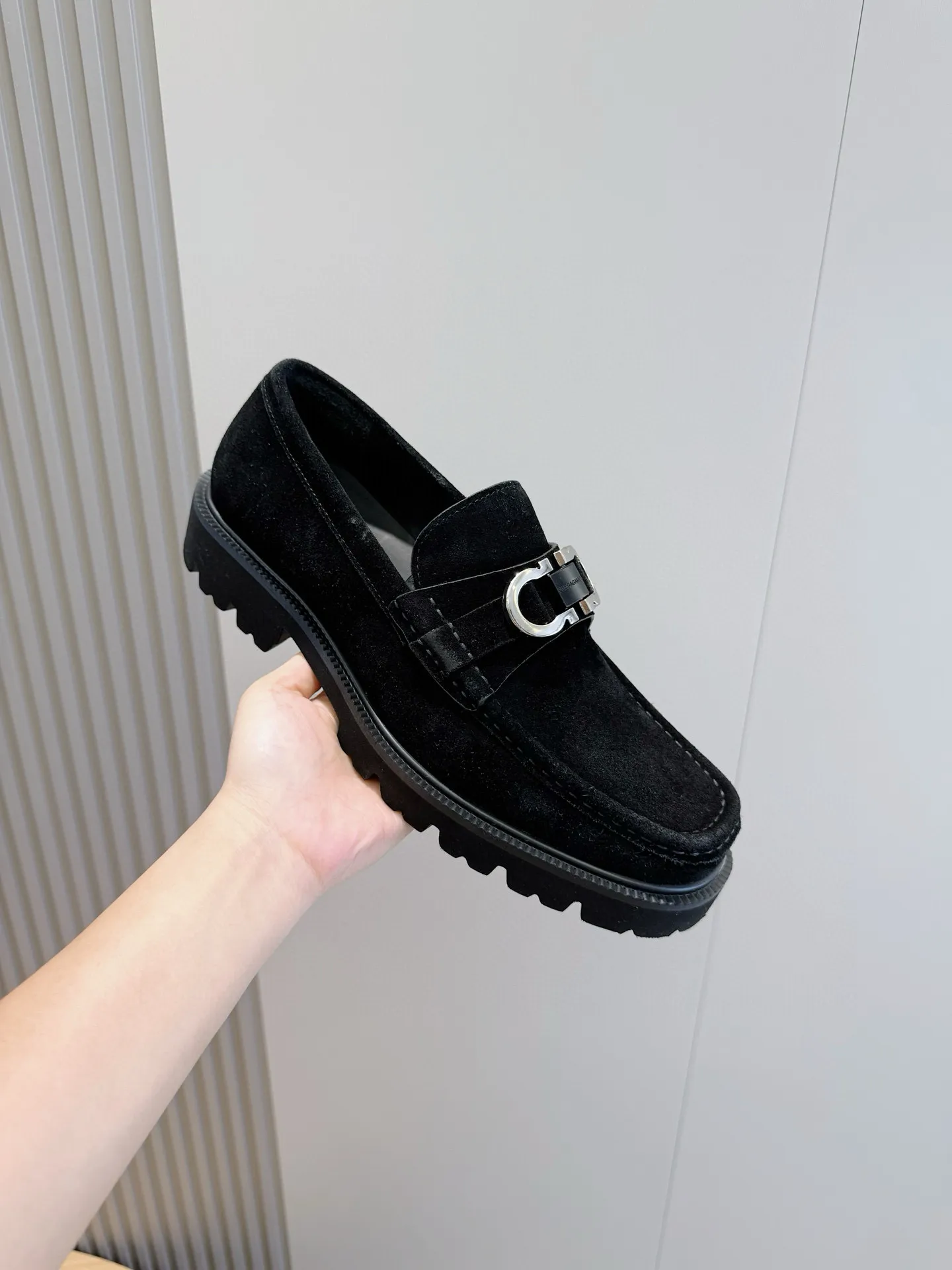 [Ferragamo] Top P: 760💰 Number of yards: 39~44 (38.45. Customized, non-returnable) Ferragamo men's leather derby shoes. The new derby shoes are light in texture and cool in style. They adopt exquisite eyelet uppers and novelly define urban trends. Made of brushed cowhide, it has a plump and rounded toe box and is decorated with delicate wingtip decorative details. Imported cowhide + cowhide lining.